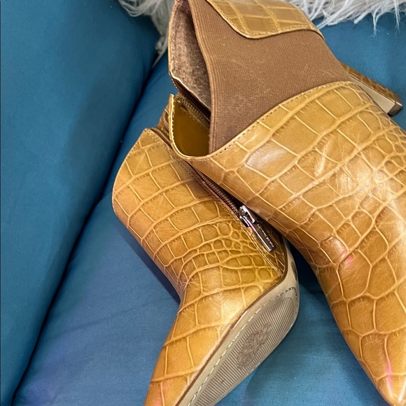 Vince Camuto Cognac Croc-Embossed Pointed Toe Ankle Boots Size 7 1/5 - Picture 3 of 7